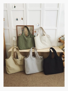 Détails des sacs fourre-tout en nylon disponibles en olive, beige, kaki, gris et noir