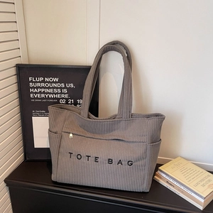 Sac fourre-tout minimaliste en velours côtelé gris avec lettres brodées et poches