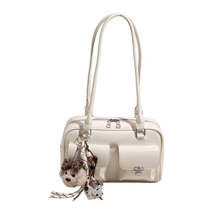 Sac sous le bras minimaliste en cuir PU blanc crème avec poches avant et breloques ours