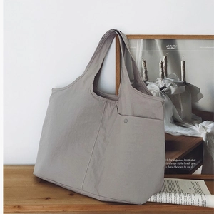 Sac Fourre-tout en Nylon pour Femmes Grande Capacité Sac à Bandoulière Minimaliste Avec Poche Avant Texture Gauffrée
