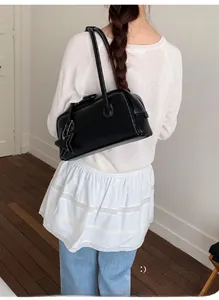 Sac baguette noir chic avec surpiqûres blanches et pendentif en forme d'étoile