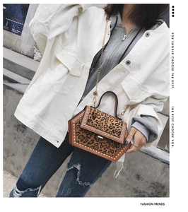 Schicke Tasche mit Leopardenmuster, Goldnieten und Kettenriemen am Modell