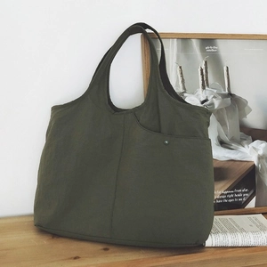 Sac fourre-tout polyvalent en nylon vert armée avec poche avant pour le trajet quotidien
