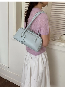 Sac à épaule bleu pâle en similicuir avec breloque étoile dans une scène de vie quotidienne