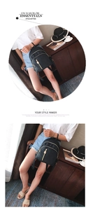 Détail d'un mini sac à dos en cuir noir avec des fermetures éclair dorées élégantes