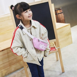 Sac de poitrine rose pour enfants avec imprimé ROCK blanc et bandoulière réglable tendance