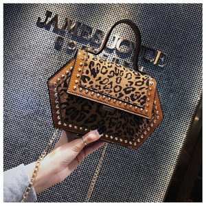 Details der hexagonalen Tasche mit Leopardenmuster, Silbernieten und Goldkette