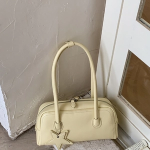 Sac à épaule jaune crème chic avec pendentif étoile et longues anses pour le bureau