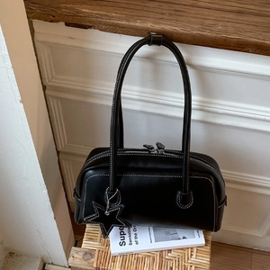 Sac sous le bras en cuir noir moderne avec coutures blanches et breloque étoile design