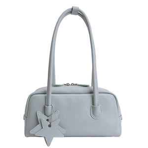 Sac à bandoulière bleu clair crémeux avec breloque étoile et détails argentés
