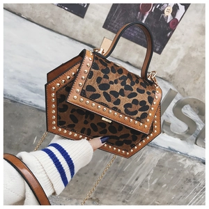 Detailansicht der Handtasche mit Leopardenmuster, Metallnieten und goldener Kette