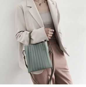 Sac à main plissé vert menthe en similicuir avec bandoulière amovible et réglable