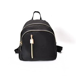 Sac à dos femme minimaliste en tissu Oxford noir avec fermetures éclair dorées élégantes