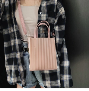 Vue détaillée du sac rose plissé avec quincaillerie argentée et bandoulière réglable