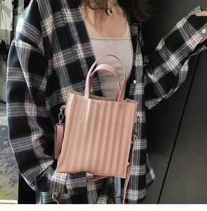 Détail du sac cabas plissé rose avec ferrures argentées et bandoulière amovible élégante