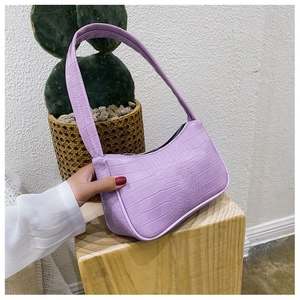 Détail du sac à aisselle lilas avec texture crocodile et fermeture éclair fluide