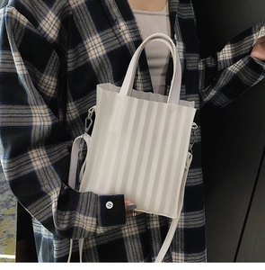 Détail d'un sac à main blanc plissé en cuir PU avec bandoulière réglable et deux poignées