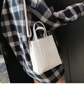 Détail du sac cabas plissé blanc avec poignées rondes et texture en similicuir PU