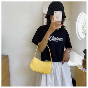 Selfie miroir montrant un sac baguette jaune à motif crocodile porté à l'épaule