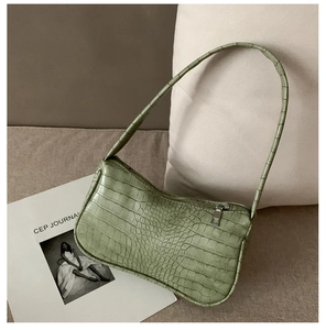 Détail du sac sous l'aisselle en cuir PU vert clair à motif crocodile et fermeture éclair