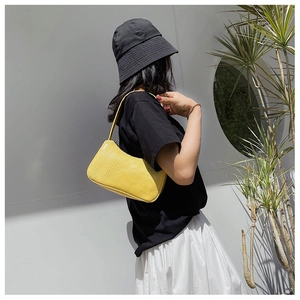 Photo en extérieur du sac à bandoulière baguette jaune vif motif crocodile porté