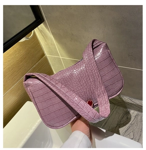 Vue détaillée du sac à bandoulière violet avec motif crocodile et texture cuir