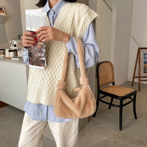 Sac sous le bras en fausse fourrure camel clair avec poignée nouée élégante