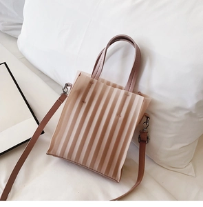 Détail du sac plissé marron clair avec bandoulière amovible et doubles poignées