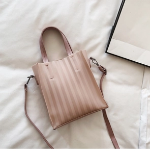 Détail du sac plissé rose avec fermoir mousqueton en métal gris foncé et poignées