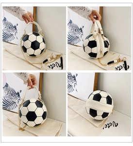 Vues détaillées du sac à main en forme de football avec panneaux noirs et blancs et chaîne