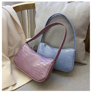 Détail des sacs baguette à motif crocodile en violet et bleu avec zip argenté