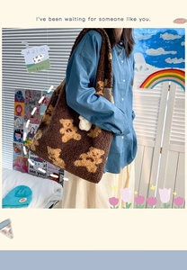 Vista laterale della grande borsa tote in sherpa marrone con motivi di orsetti gialli