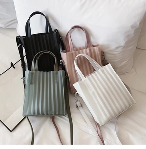 Vue verticale de quatre sacs cabas plissés en noir, rose, vert et beige clair