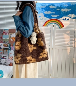Borsa tote in pile marrone con stampa di orsetto e ciondolo di peluche indossata