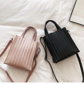 Détail de la texture plissée et des sangles réglables sur les sacs rose et noir
