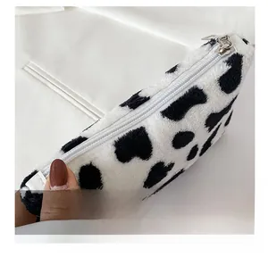 Gros plan sur la fermeture éclair blanche et la texture douce en peluche motif vache