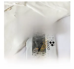 Gros plan d'une pochette en peluche imprimé vache montrant la taille avec un smartphone