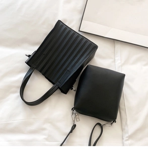 Vue détaillée du grand sac cabas plissé noir et de la petite pochette assortie