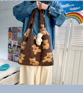 Dettaglio della borsa tote marrone in peluche con motivo a orsetti e ciondolo morbido