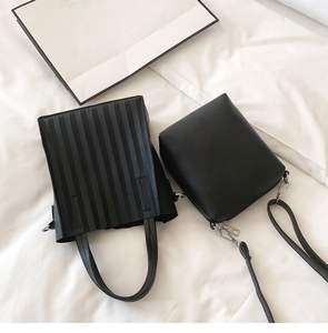 Détail d'un cabas noir plissé et d'une petite sacoche bandoulière en cuir lisse noir