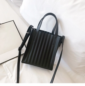 Détail du sac cabas plissé noir avec doubles poignées et bandoulière longue et réglable
