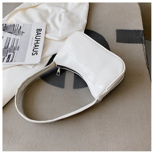 Vue de dessus du sac bandoulière blanc à motif crocodile avec fermeture éclair et texture cuir