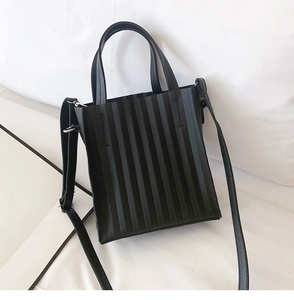 Gros plan sur la texture plissée noire du sac fourre-tout avec plis verticaux détaillés
