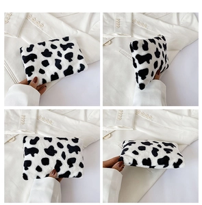 Vues détaillées d'une trousse à maquillage en peluche à motif vache, recto et verso