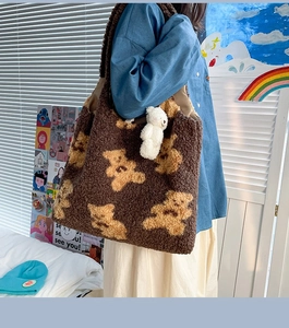Borsa tote in pile marrone con motivo a orsetti e ciondolo di peluche in camera