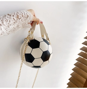 Detail der Fußball-Handtasche mit schwarz-weißen Lederpaneelen und goldener Kette