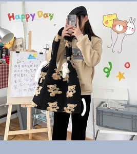 Dettaglio borsa tote nera in shearling con motivo a orsetti e ciondolo in peluche bianco