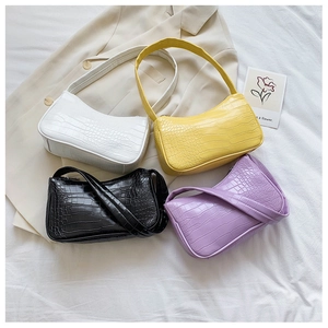 Détails des sacs baguette motif crocodile en blanc, jaune, noir et violet lavande