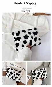 Détail du porte-monnaie en peluche douce avec motif vache noir et blanc et fermeture