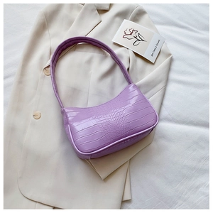 Détail de la texture crocodile violette et de la bandoulière du sac baguette chic
